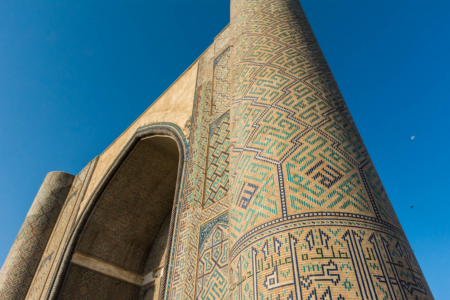 Two week Uzbekistan travel itinerary - The towering Bibi Khanym mosque in Samarkand, Uzbekistan - Lost With Purpose