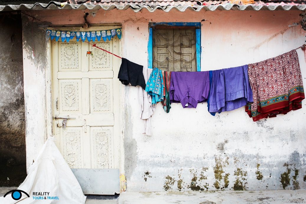 Is it weird to go on a slum tour in Mumbai, India? - Dharavi clothes - Photo by Reality Tours & Travels