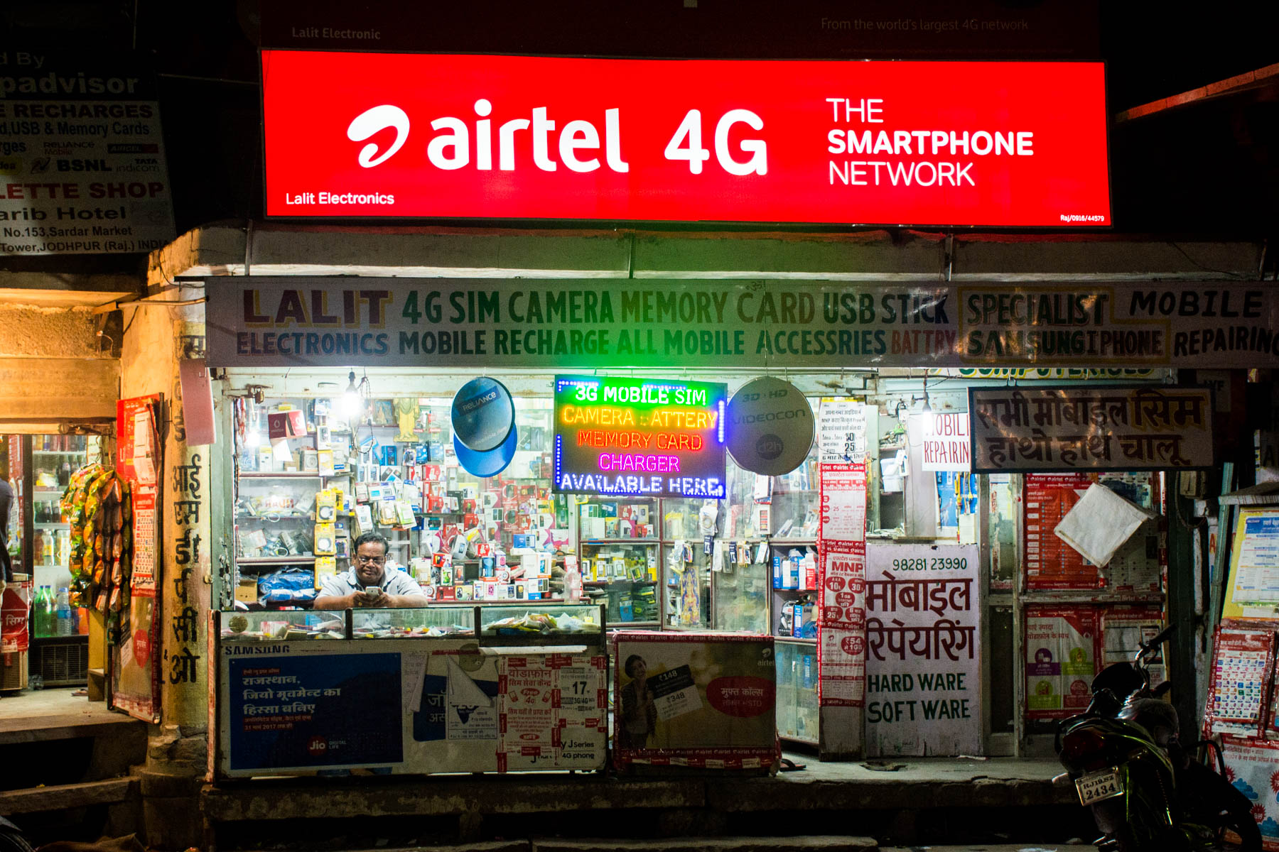 How to pay online as a foreigner in India - A mobile phone store in Jodhpur, Rajasthan, India - Lost With Purpose