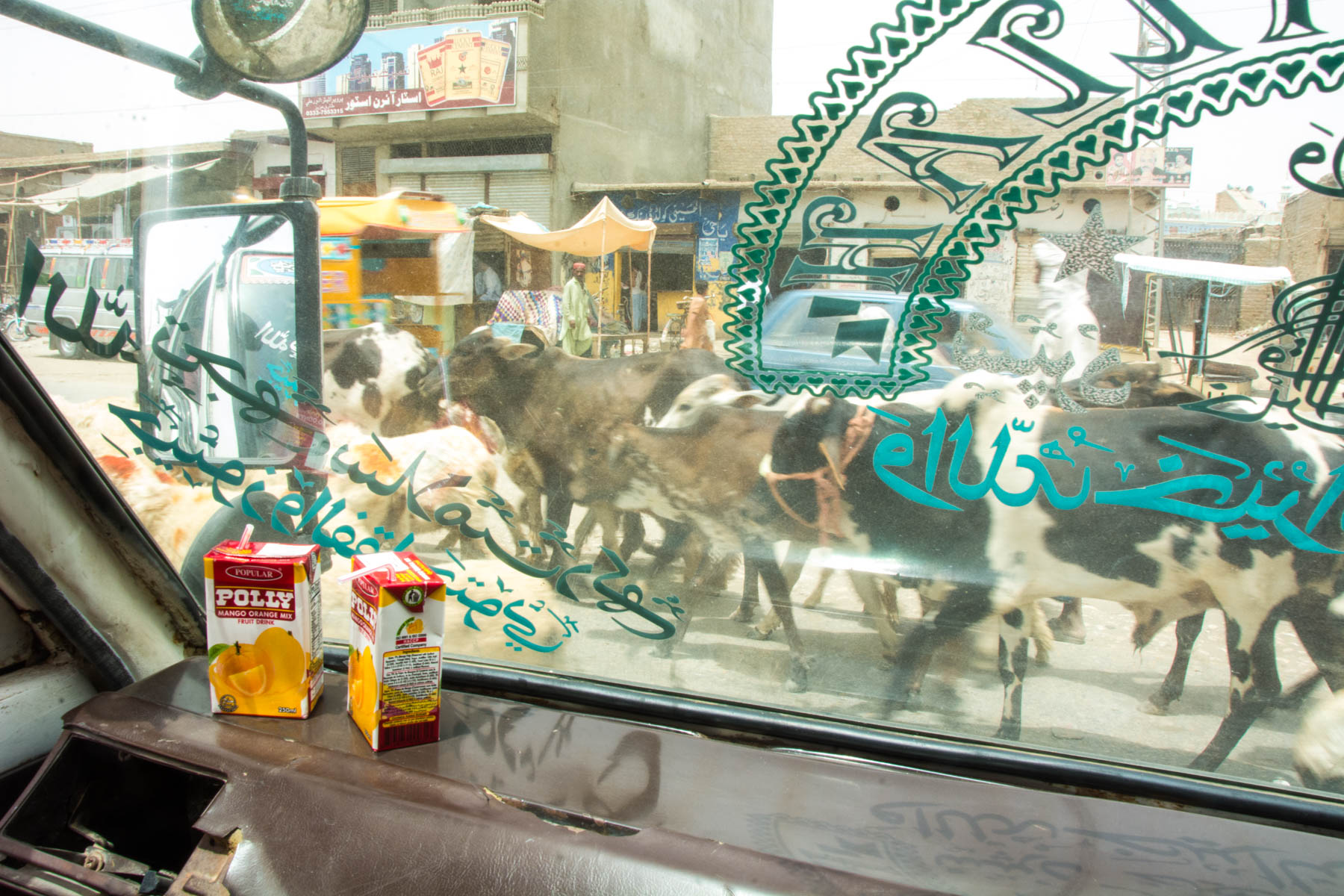 Travel in Pakistan during Ramadan - Stealth mango juice in Larkana, Pakistan - Lost With Purpose