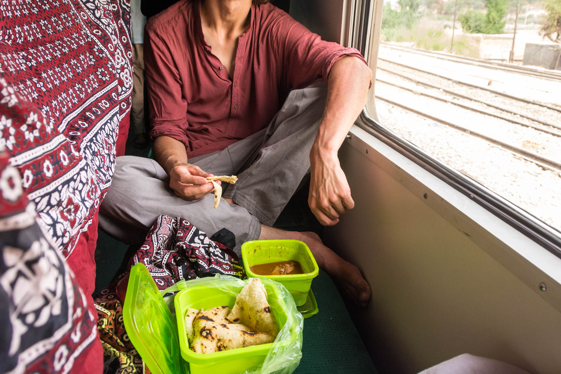 Travel in Pakistan during Ramadan - Kind Ramadan boy on the train to Bahawalpur - Lost With Purpose