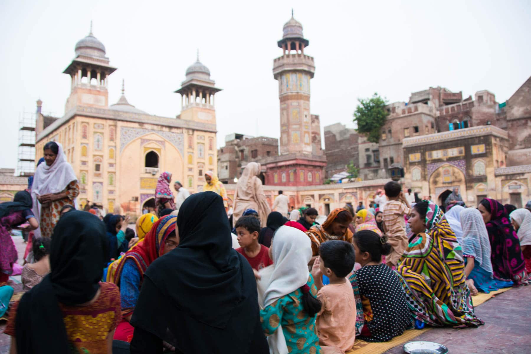 Travel in Pakistan during Ramadan - Women having iftar in Wazir Khan mosque in Lahore, Pakistan - Lost With Purpose