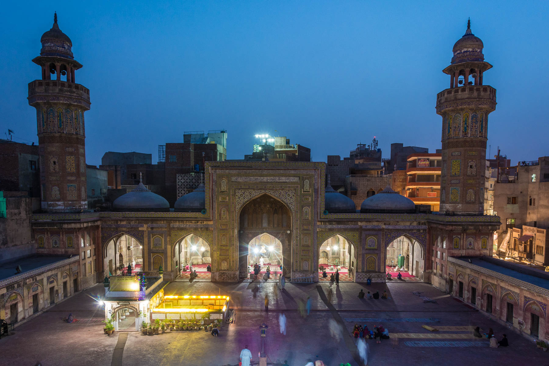 Travel in Pakistan during Ramadan - The Wazir Khan mosque in Lahore from above after iftar - Lost With Purpose