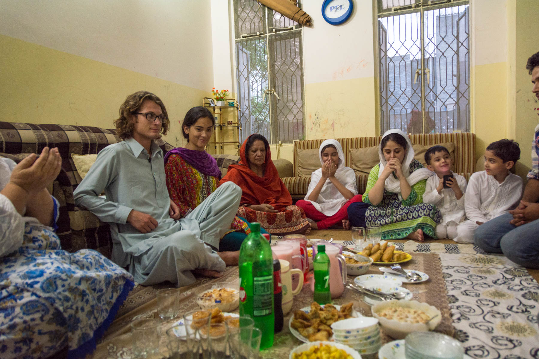 Travel in Pakistan during Ramadan - Having iftar with a family in Lahore - Lost With Purpose