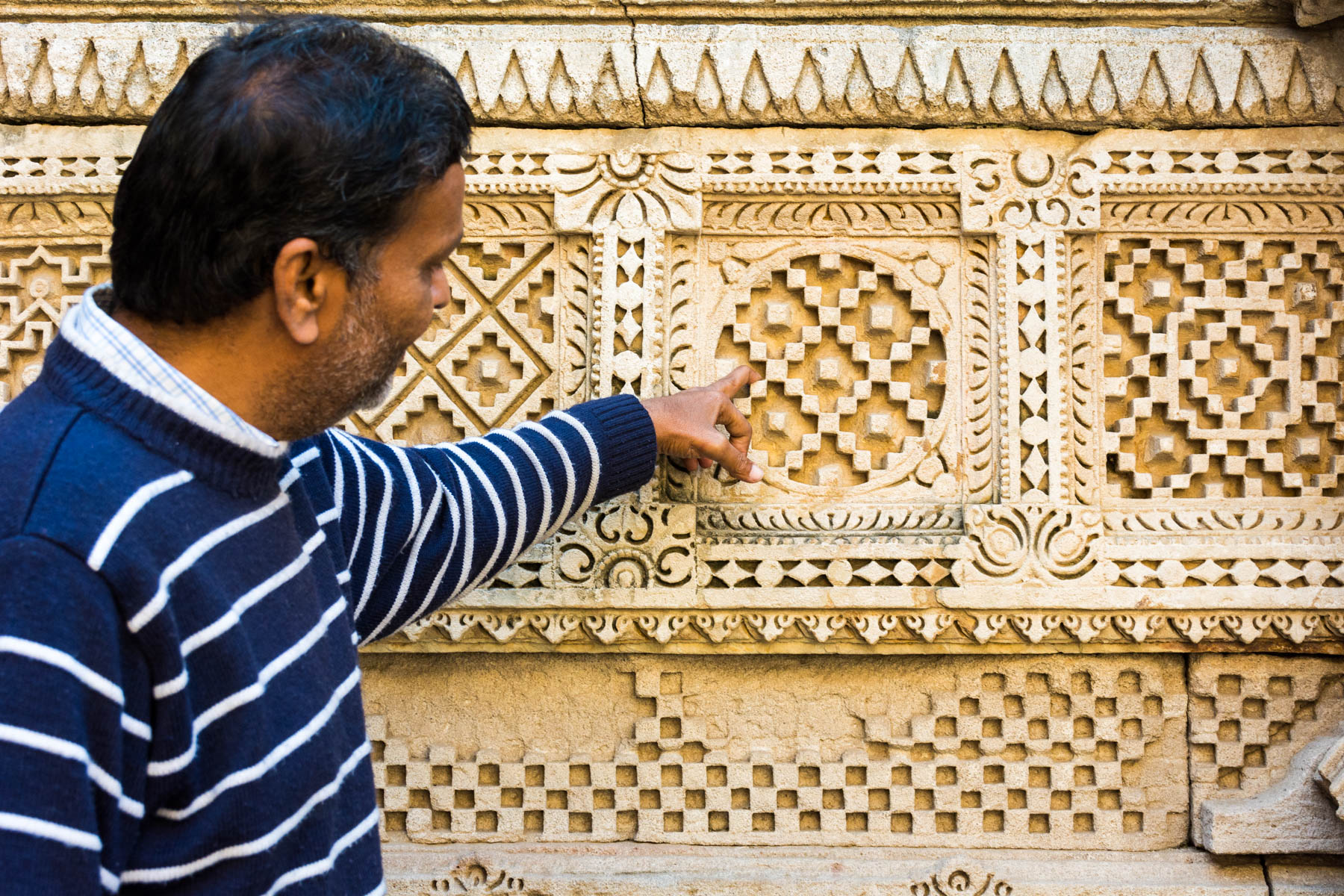 A history of Patan Patola in Gujarat, India - Mr. Soni shows us Patola plates in Rani Ki Vav step well - Lost With Purpose