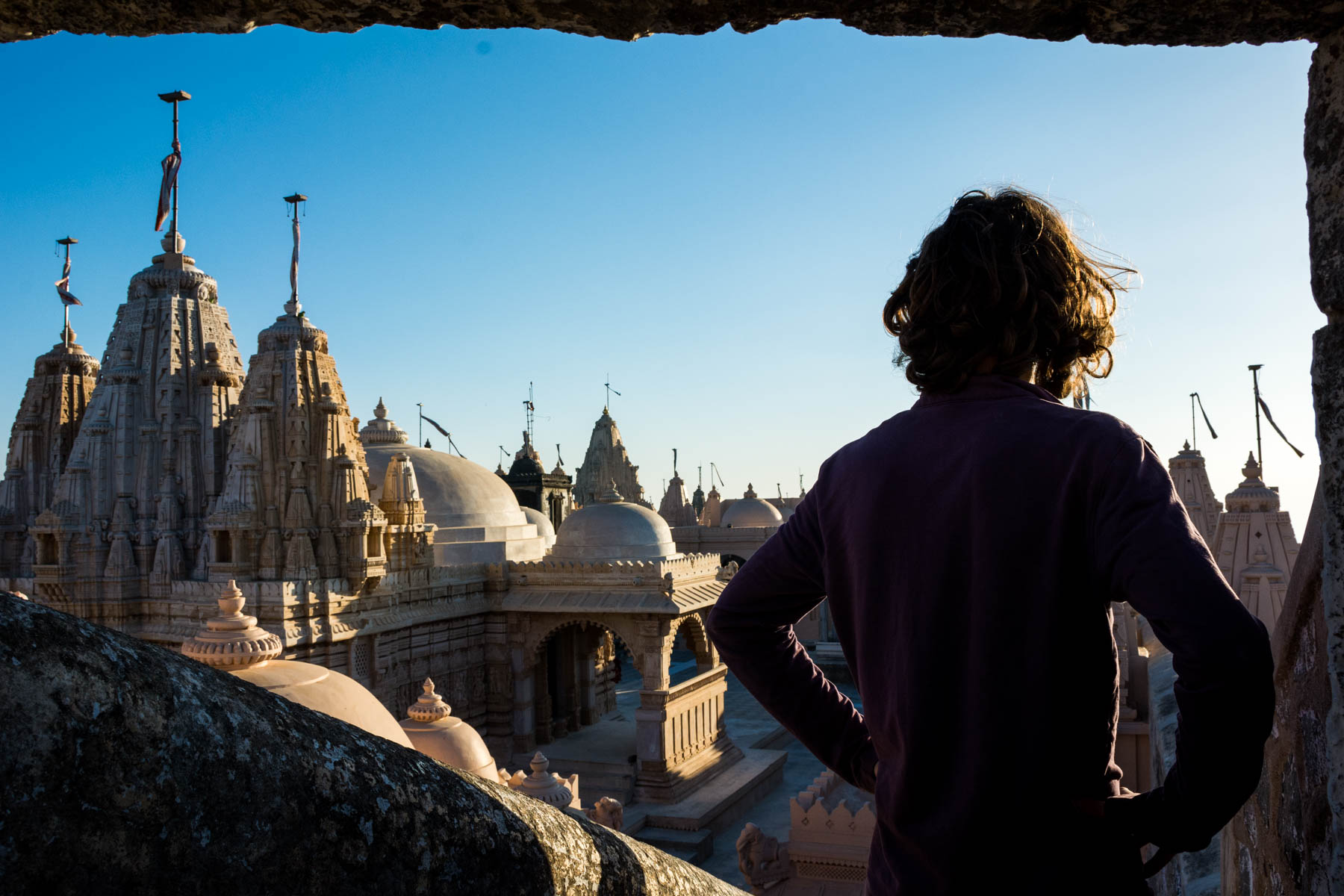 Jain pilgrimage in Palitana, India - Sebastiaan looking out over the temples of Palitana - Lost With Purpose