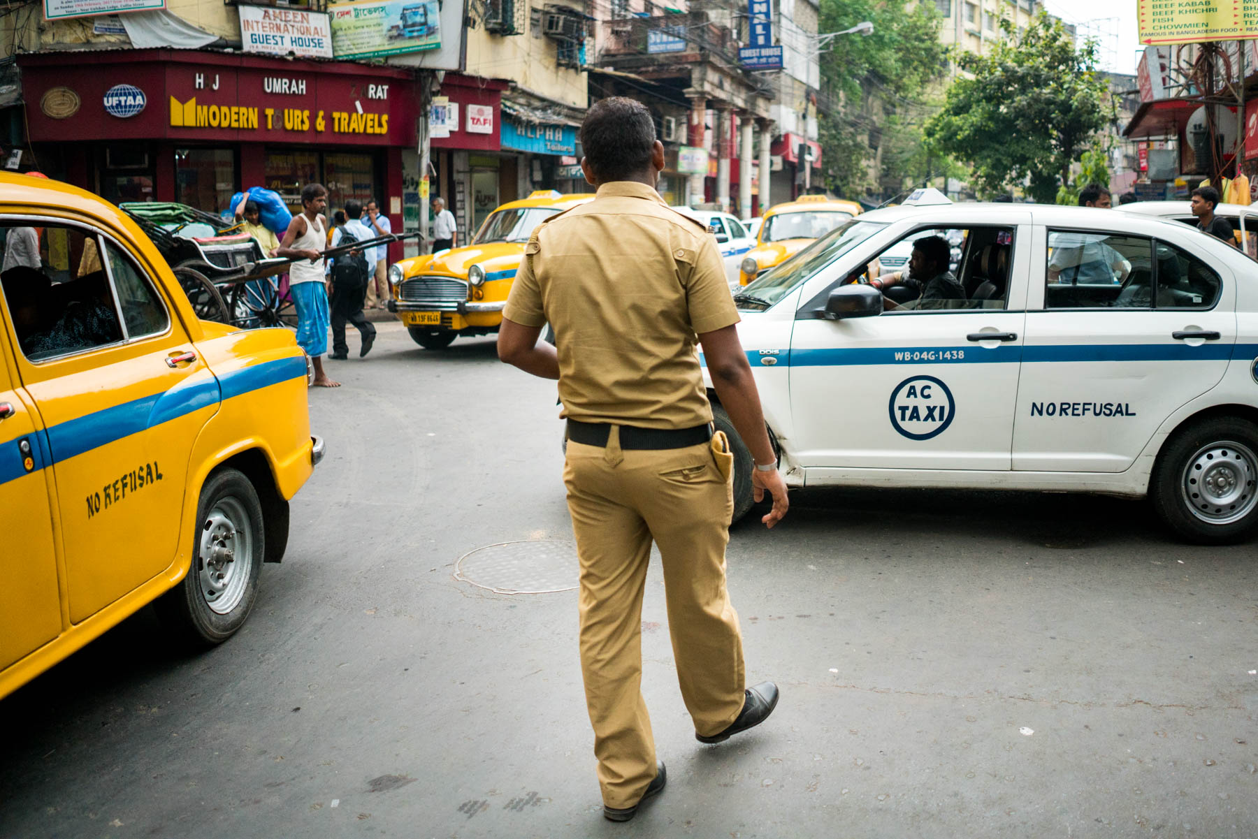 What is baksheesh? - A police man on the streets of Kolkata, India - Lost With Purpose