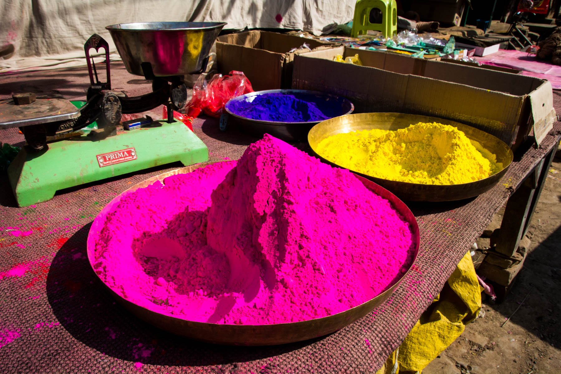 Celebrating Holi as a woman in Varanasi - Colored powders for Holi on sale - Lost With Purpose