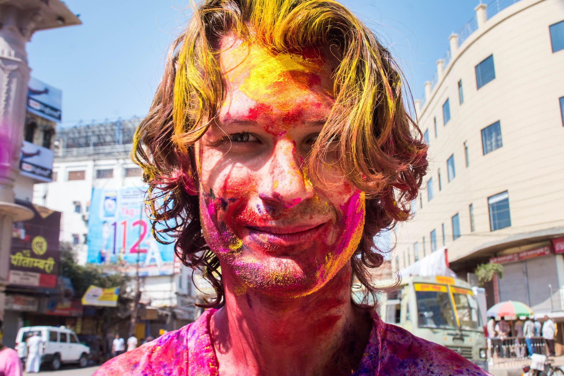 What you need know about playing Holi in Varanasi, India - Sebastiaan as a foreigner target - Lost With Purpose