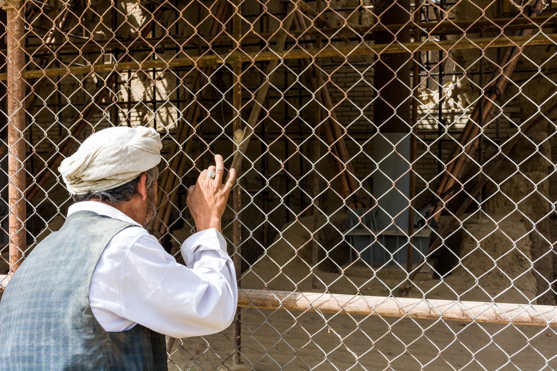 What is baksheesh and when should you pay it? - A caretaker at the Nuh Gunbad mosque in Balkh, Afghanistan - Lost With Purpose