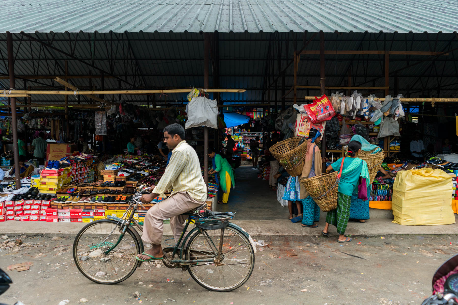 Backpacking in Arunachal Pradesh - Market in Pasighat - Lost With Purpose