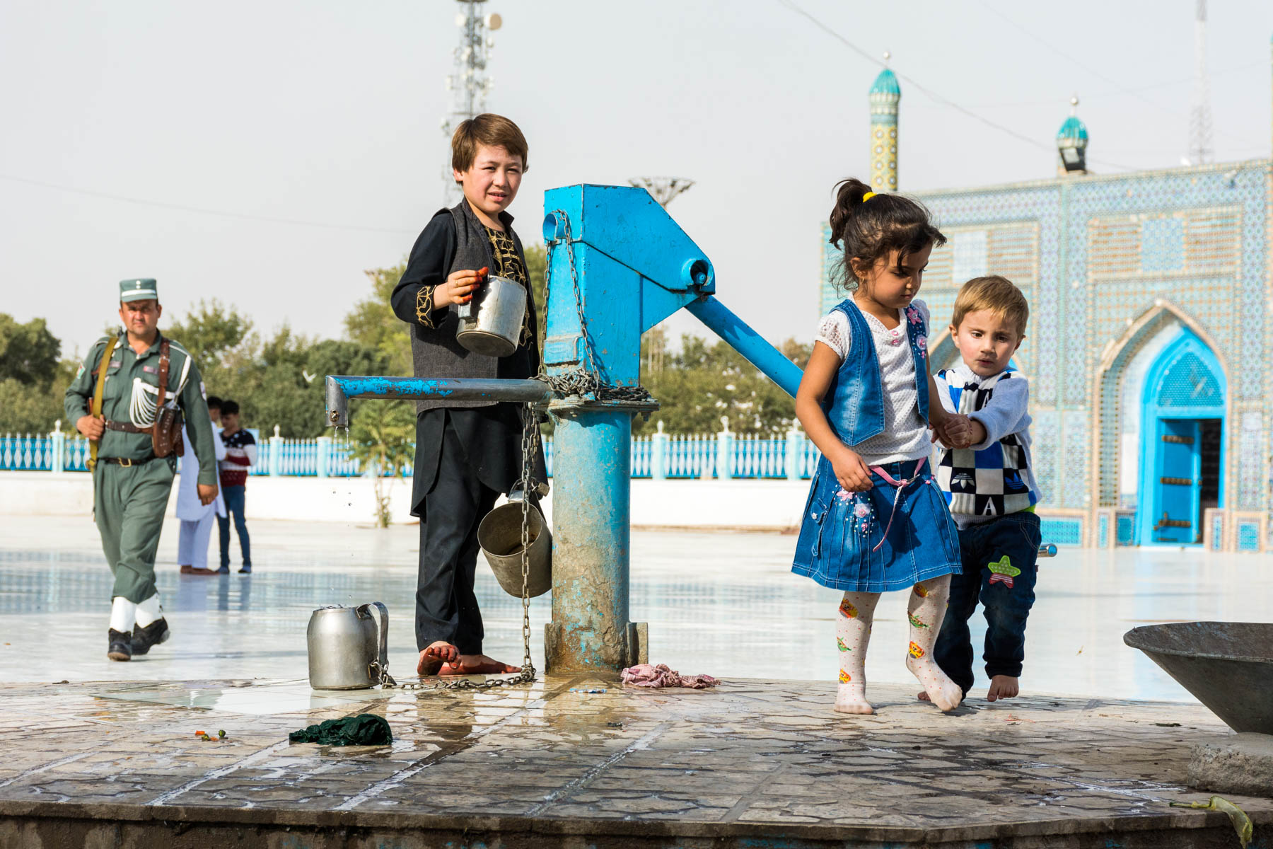 Photos of Mazar-i-Sharif, Afghanistan - Children at the Shrine to Hazrat Ali - Lost With Purpose