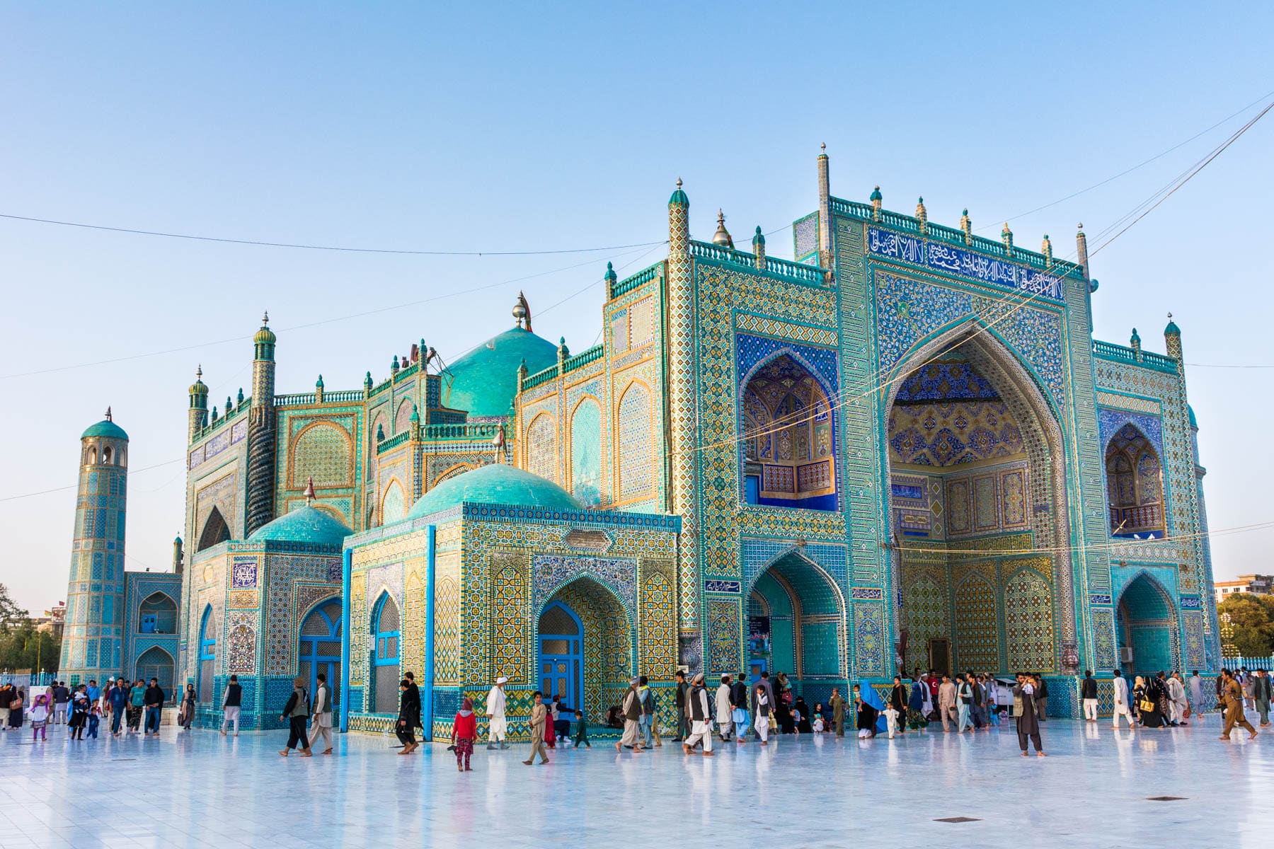 Photos of Mazar-i-Sharif, Afghanistan - Crowds at the Blue Mosque in Mazar at sunset - Lost With Purpose