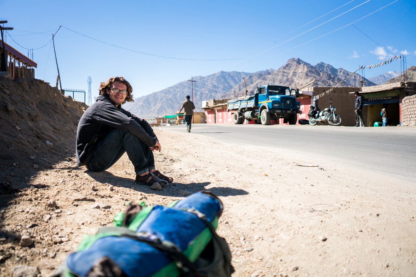 Waiting while hitchhiking the Leh - Manali highway - Sebastiaan on the roadside - Lost With Purpose travel blog