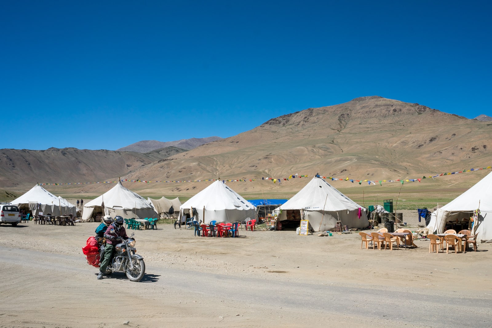 Hitchhiking the Leh - Manali highway in India - Roadside tent camp - Lost With Purpose travel blog