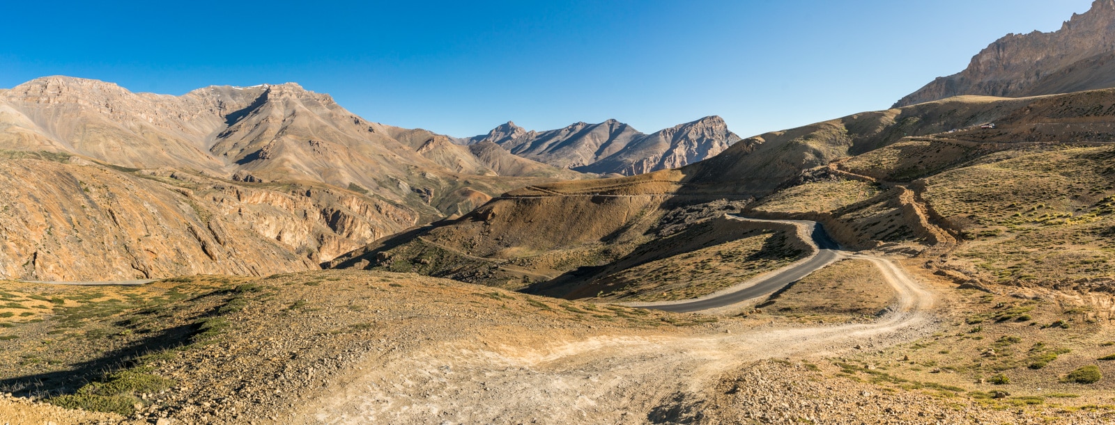 Hitchhiking the Leh - Manali highway - Dirt road in Ladakh - Lost With Purpose travel blog