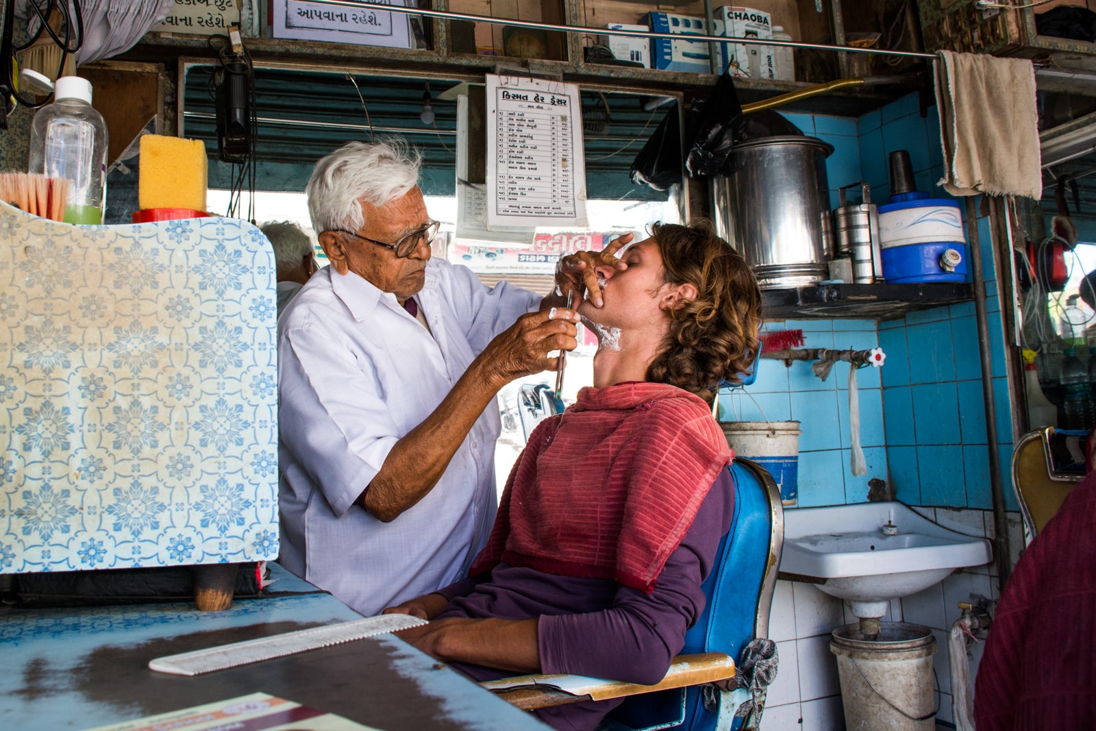 Why we fell in love with India - Getting a shave in Junagadh, Gujarat state, india - Lost With Purpose travel blog