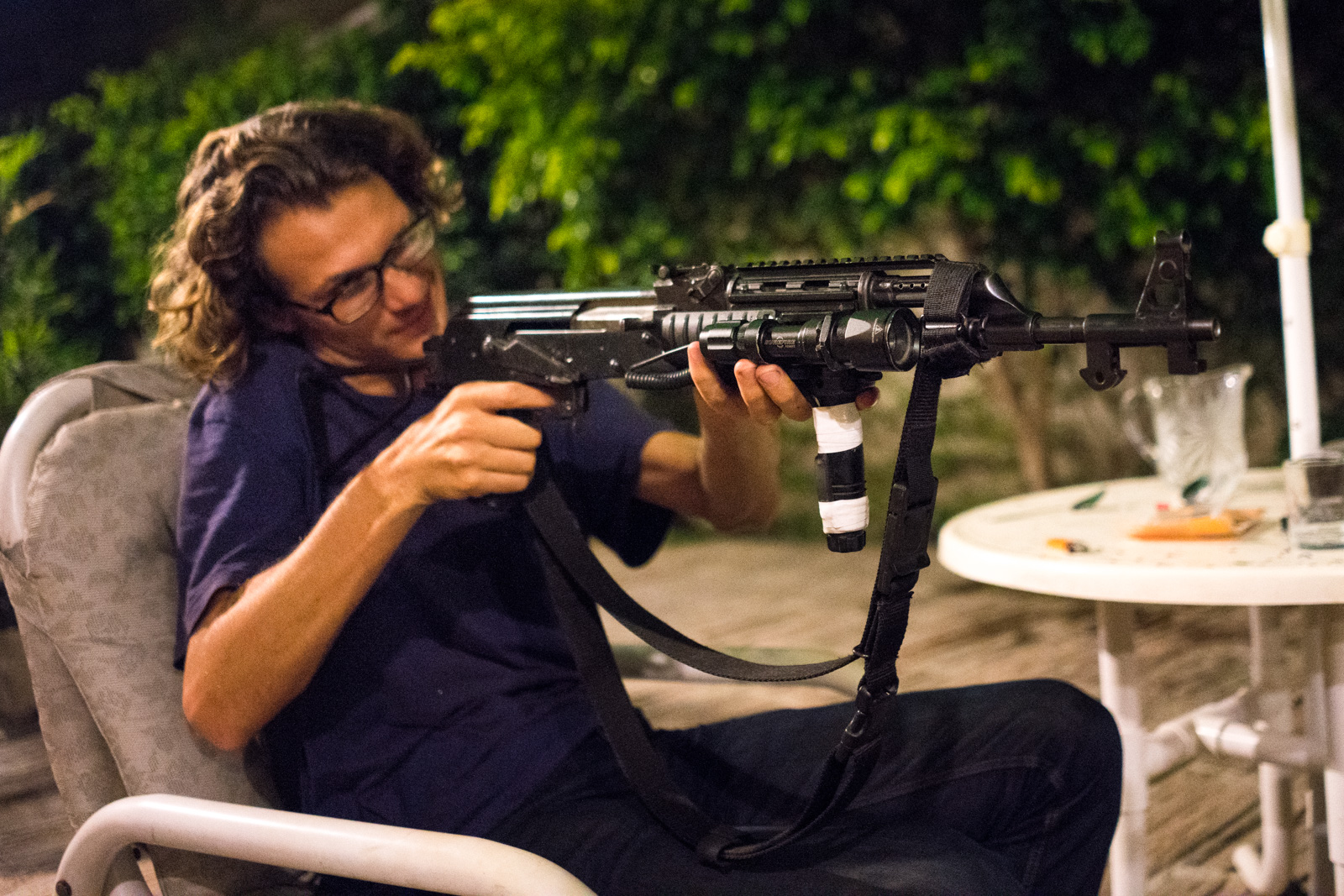 Pashtuns and guns - Sebastiaan checking out a machine gun in Mardan, Pakistan - Lost With Purpose travel blog