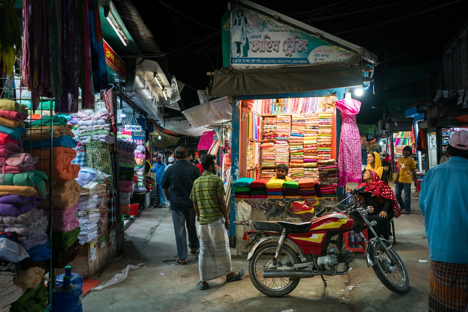 Backpacking in Bangladesh travel guide - Night at Boro Bazar market in Khulna - Lost With Purpose travel blog