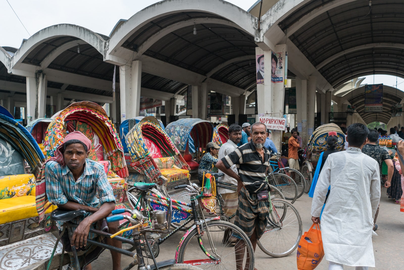 Cross from Bangladesh to India by train - Rickshaw drivers outside Dhaka Kamalapur railway station - Lost With Purpose travel blog