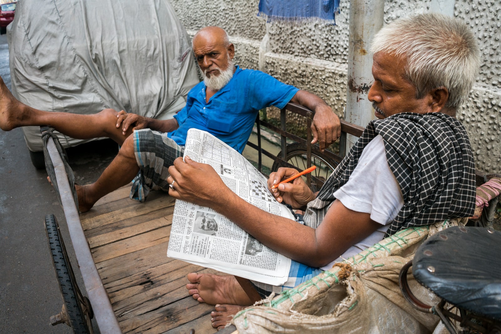 Reasons Kolkata is my favorite Indian megacity - Cart pullers doing crossword puzzles - Lost With Purpose travel blog