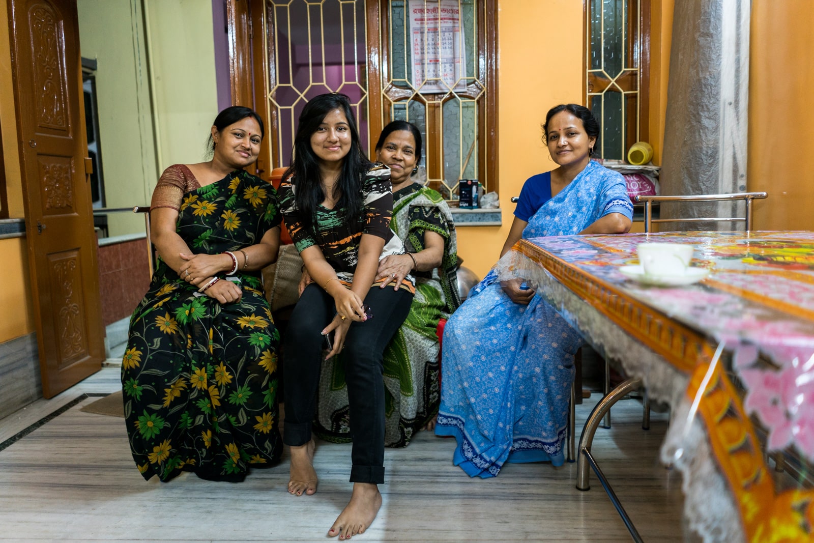 Reasons Kolkata is my favorite Indian megacity - Local family ladies - Lost With Purpose travel blog