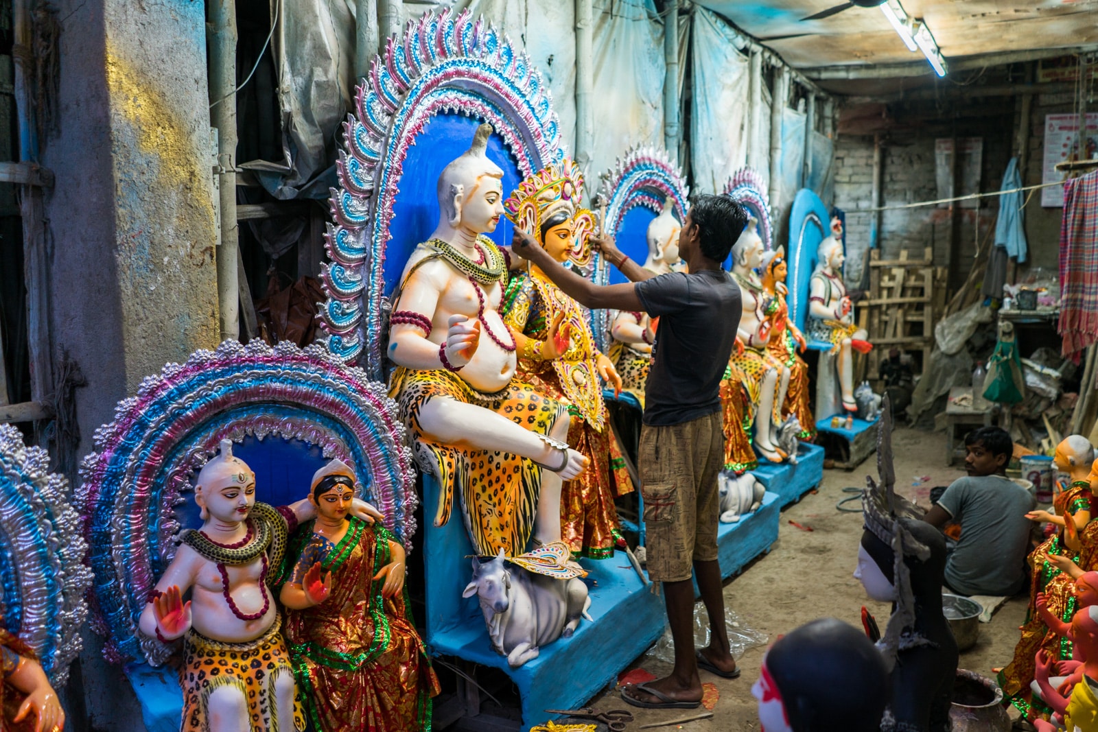 Reasons Kolkata is my favorite Indian megacity - Idol maker at Kumartuli - Lost With Purpose travel blog