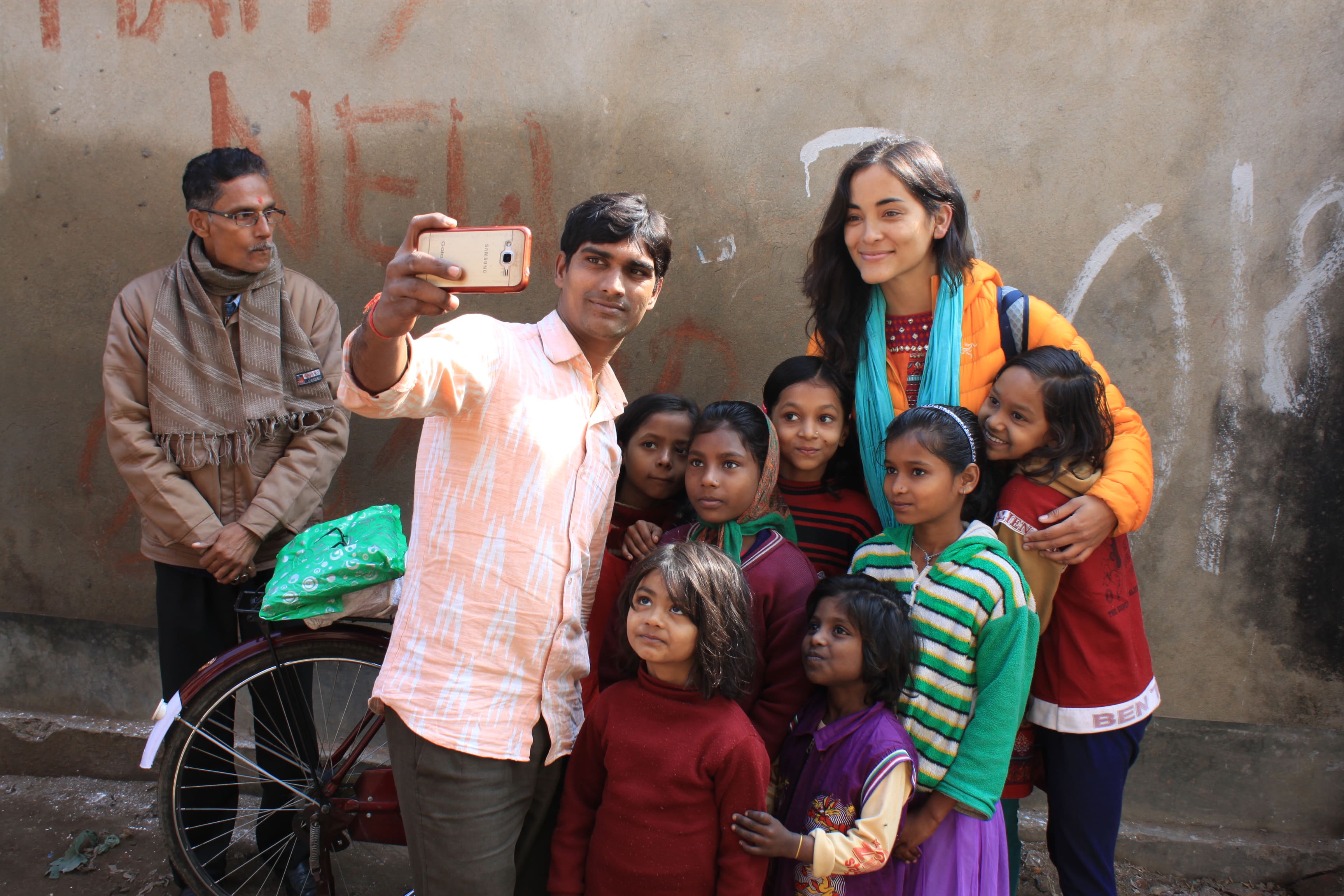 Reverse culture shock from long-term travel - Taking selfies with young girls in Bihar, India - Lost With Purpose travel blog