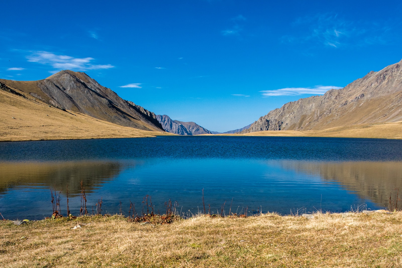 Solo female traveler from Kuwait and Oman - Lake in the Caucasus mountains in Georgia