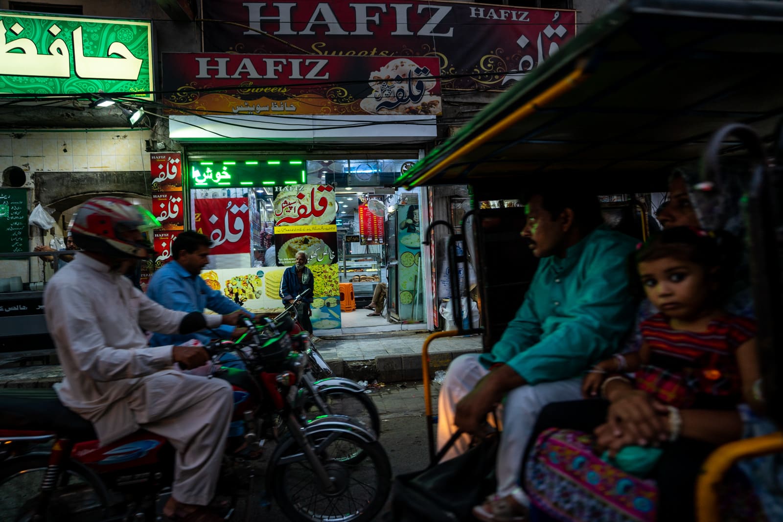 Learning to bike as a woman in Pakistan - Traffic on the streets of Lahore - Lost With Purpose travel blog