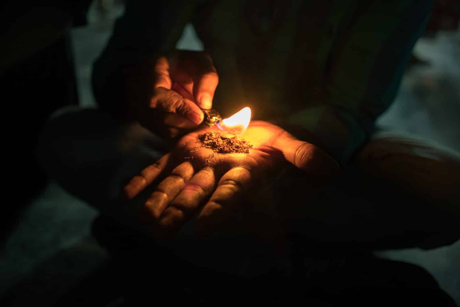 Sufi dhamal in Lahore on Thursdays - Preparing hashish and loose tobacco before rolling a joint - Lost With Purpose travel blog