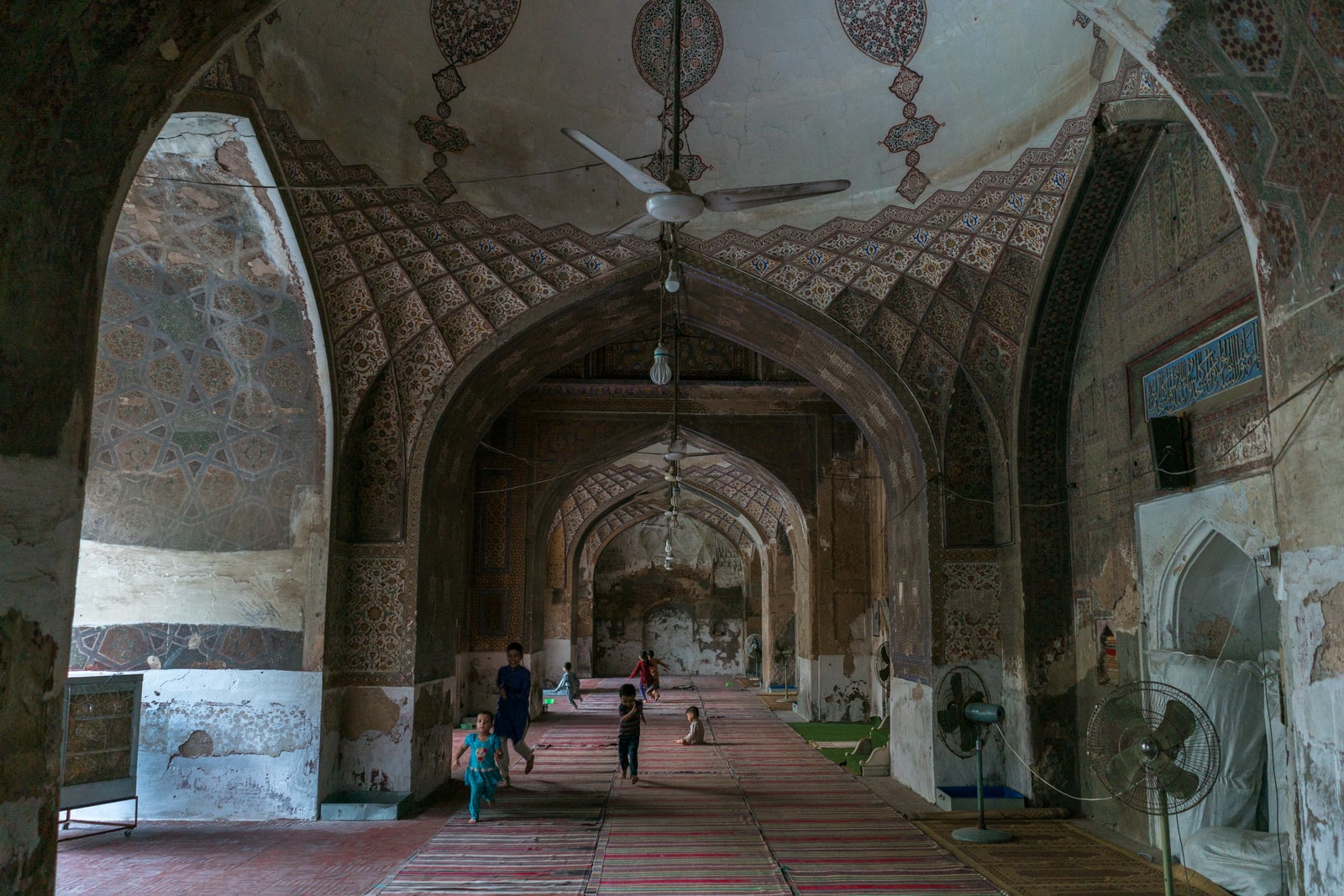 Unique things to do in Lahore - Children playing in Miryam Zamani mosque in Lahore, Pakistan