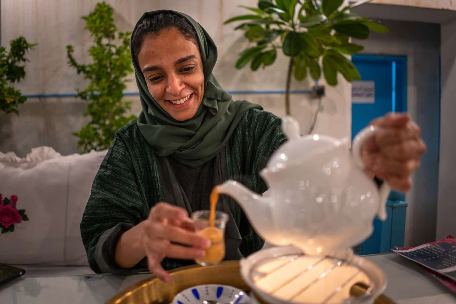 Saudi woman pouring tea in Riyadh, Saudi Arabia