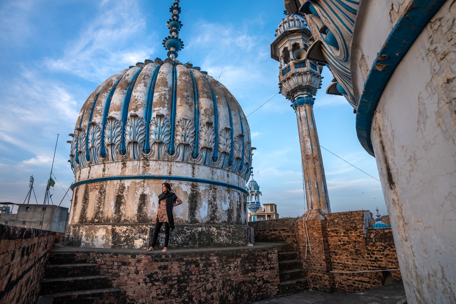 Female traveler standing on the Jamia Masjid in Rawalpindi, Pakistan