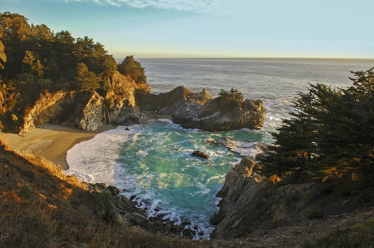 Amazing beaches on the Pacific Coast Highway: Waterfall at Pfeiffer Beach in Big Sur, California